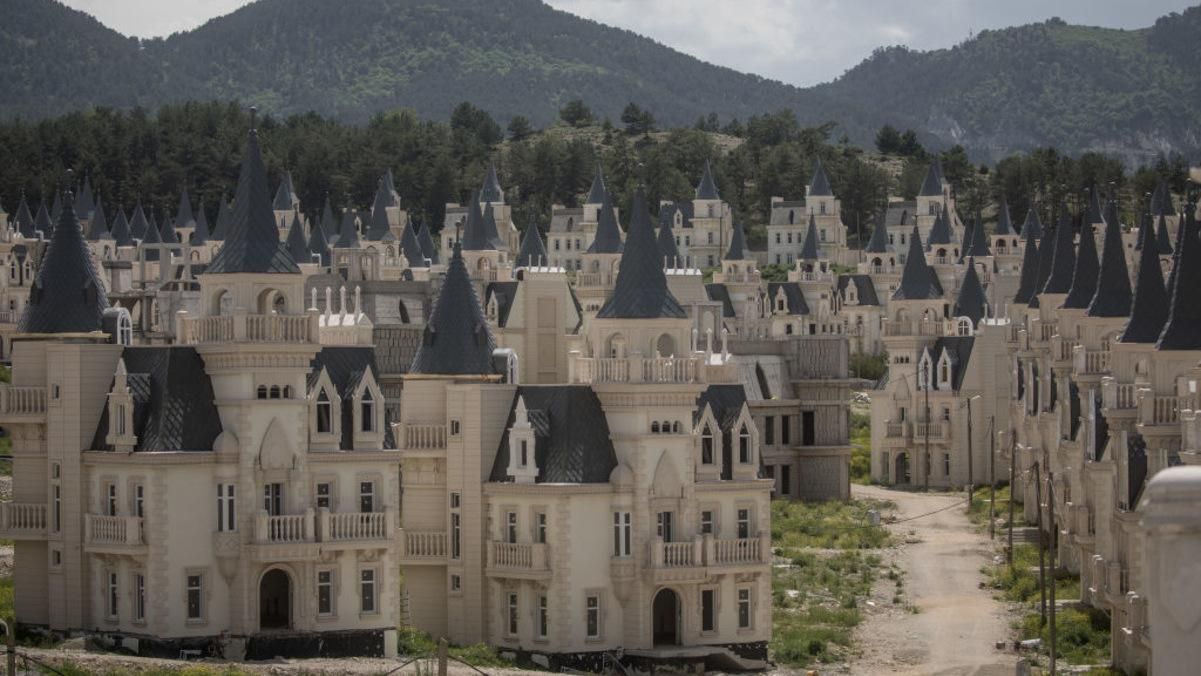 Місто-привид Бурдж-аль-Бабас з діснеївськими замками Місто-привид Бурдж-аль-Бабас з діснеївськими замками