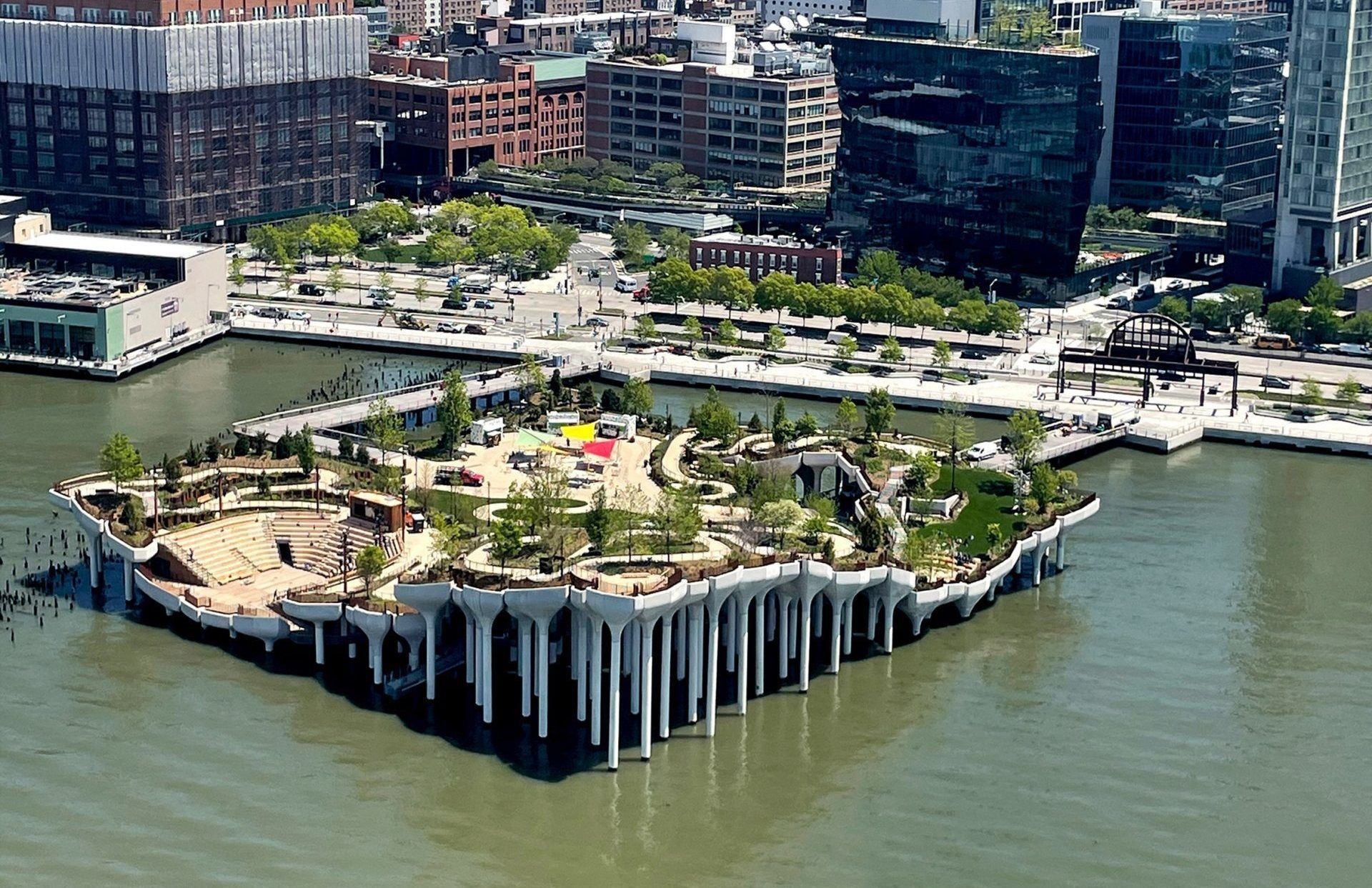 У Нью-Йорку збудували парк на колонах