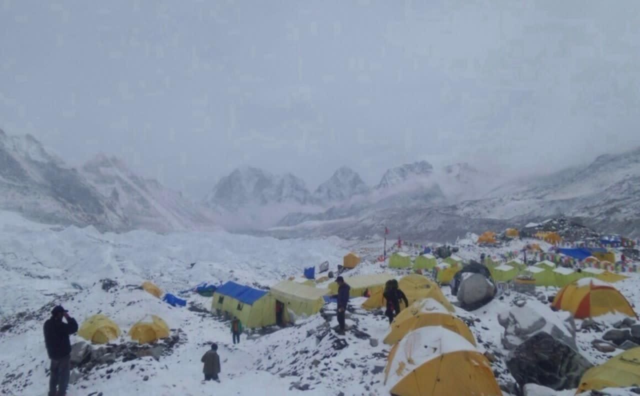 У таборі на Евересті щонайменше 100 альпіністів захворіли COVID-19