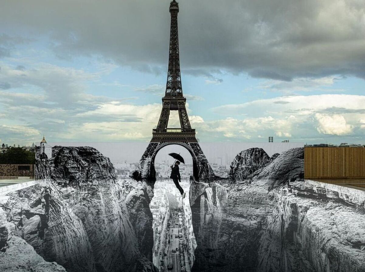 Оптична ілюзія: Ейфелева вежа балансує в повітрі над ущелиною