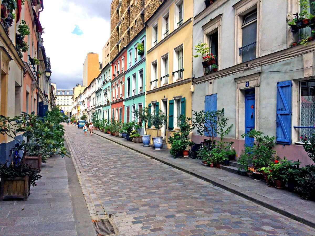 Красочная улица Кремье в Париже