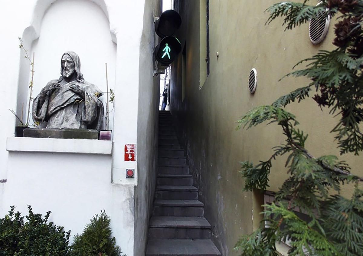 Самая узкая улочка Праги, оснащена светофором Самая узкая улочка Праги, оснащена светофором