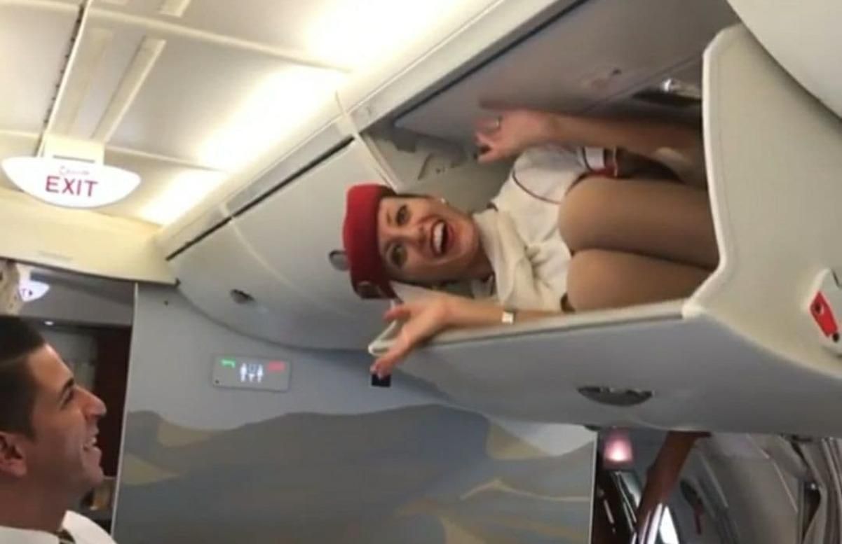 Стюардесса в мини-юбке залезла в багажную полку и удивила сеть Стюардесса в мини-юбке залезла в багажную полку и удивила сеть