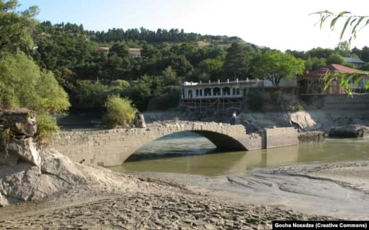 У Грузії з-під води з'явився старовинний міст Помпея