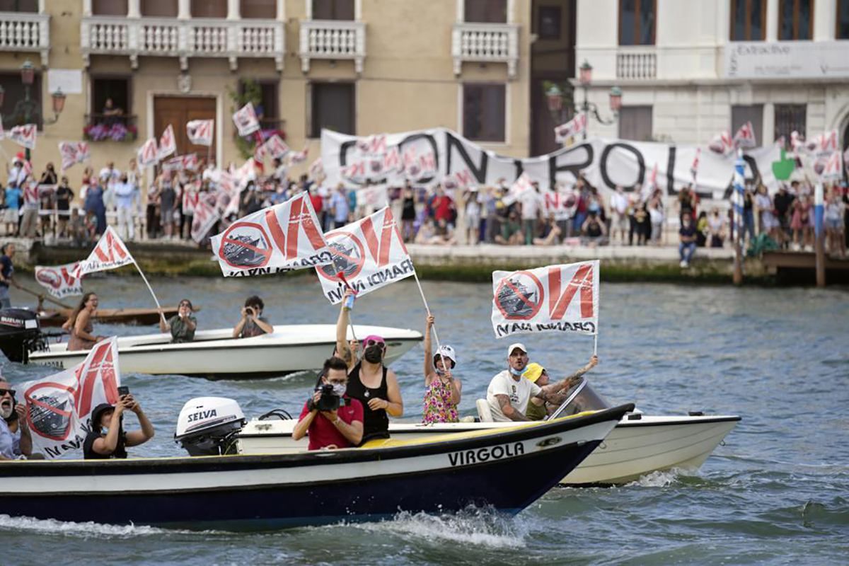 Жители Венеции протестуют против круизных лайнеров: фото