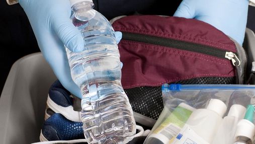 Не нарікайте на митників: чому не можна проносити свою воду на борт літака