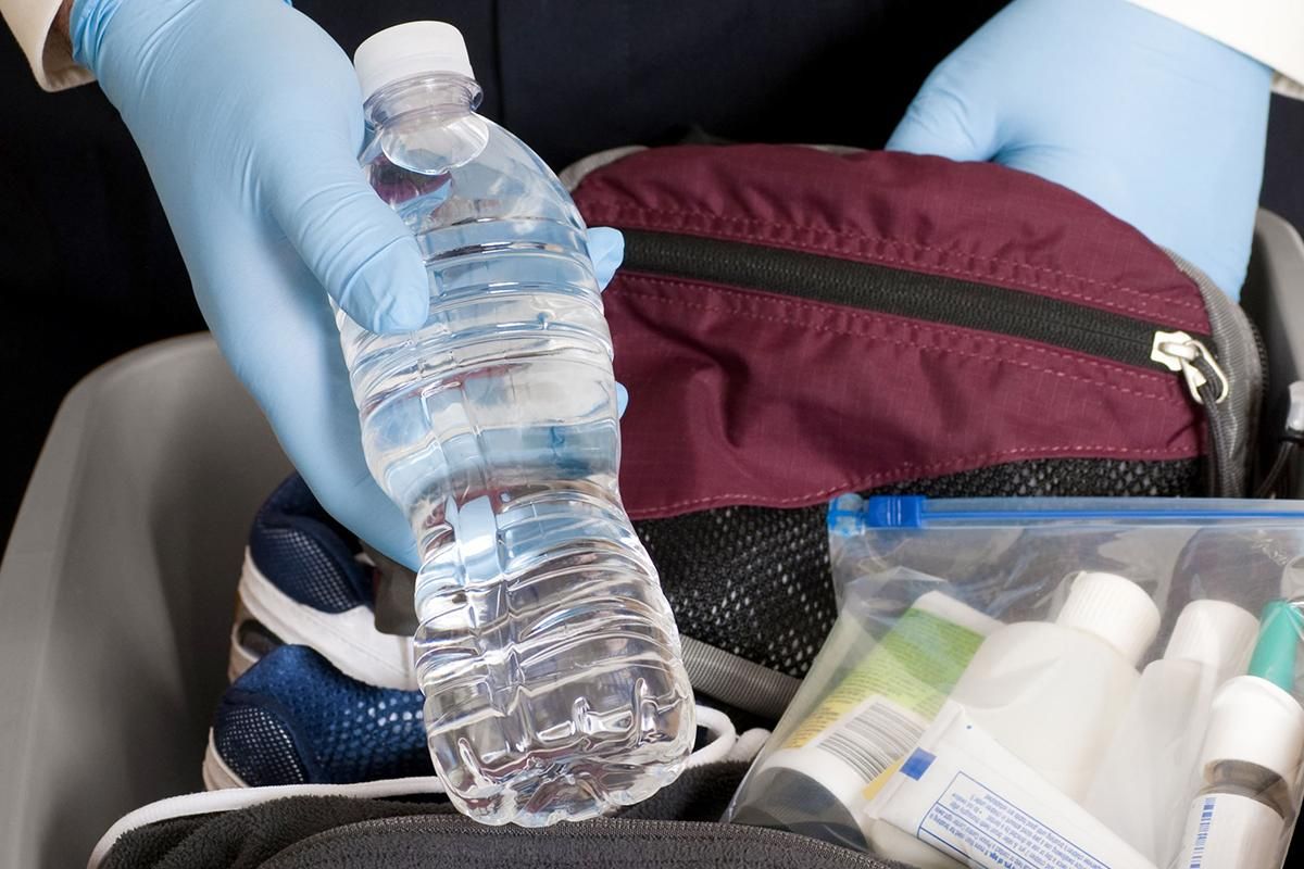 Почему нельзя проносить бутылки с жидкостью на борт самолета