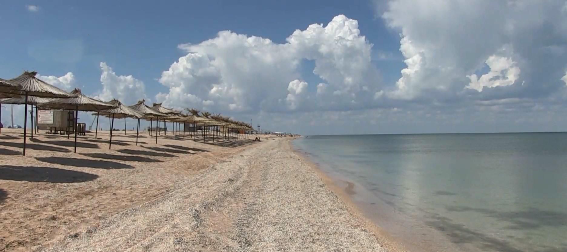 Порожні пляжі: через негоду на Херсонщині майже немає туристів Порожні пляжі: через негоду на Херсонщині майже немає туристів