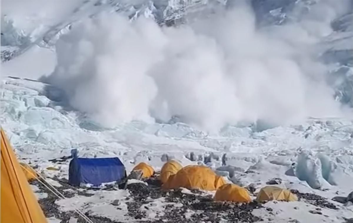 Лавина на Евересті помилувала туристів і зупинилася перед табором