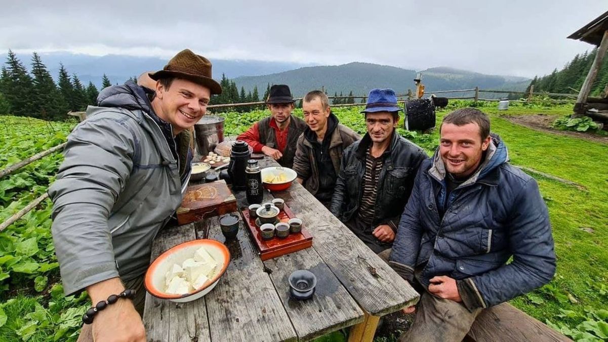 Дмитро Комаров показав, як добувають біле золото Карпат Дмитро Комаров показав, як добувають біле золото Карпат