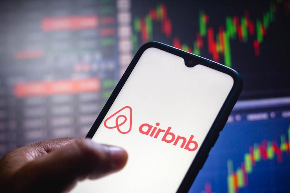 Airbnb оплатить подорож довжиною в рік для 12 осіб Airbnb оплатить подорож довжиною в рік для 12 осіб