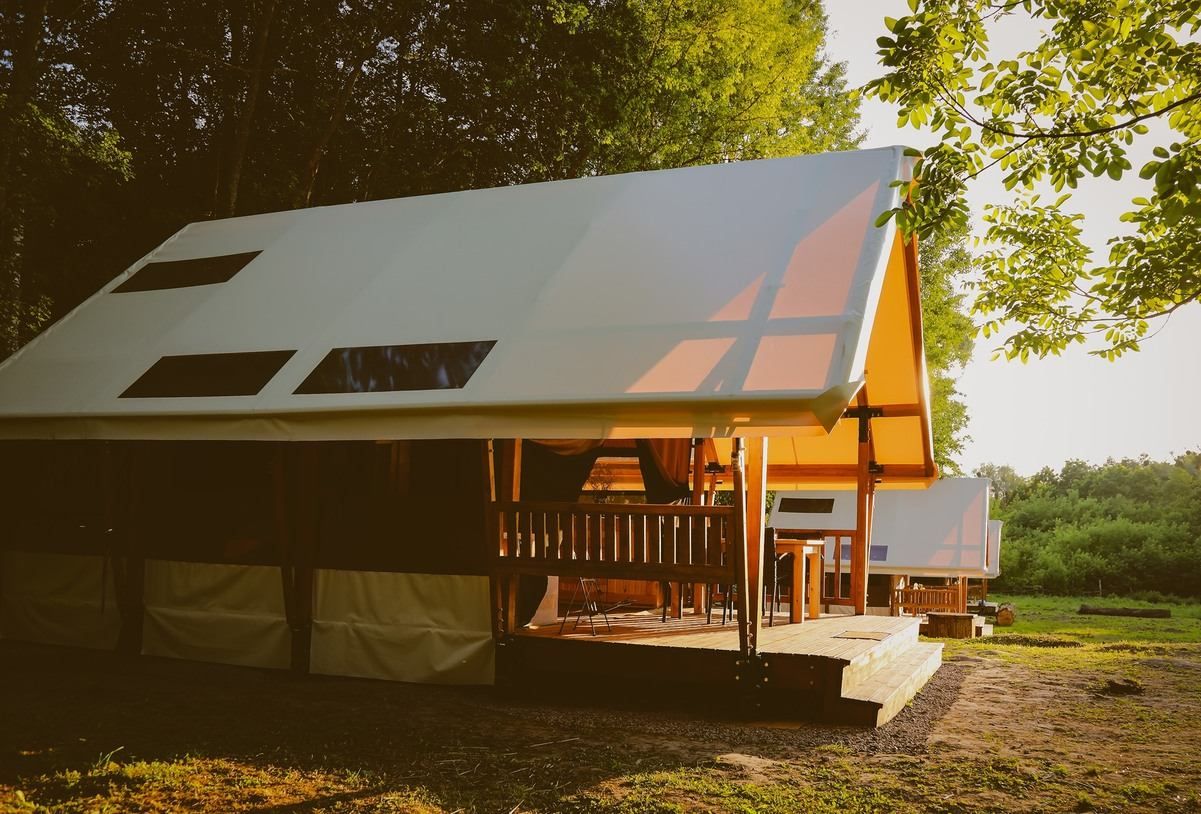 Біля Києва облаштували базу з будинками для глемпінгу Біля Києва облаштували базу з будинками для глемпінгу