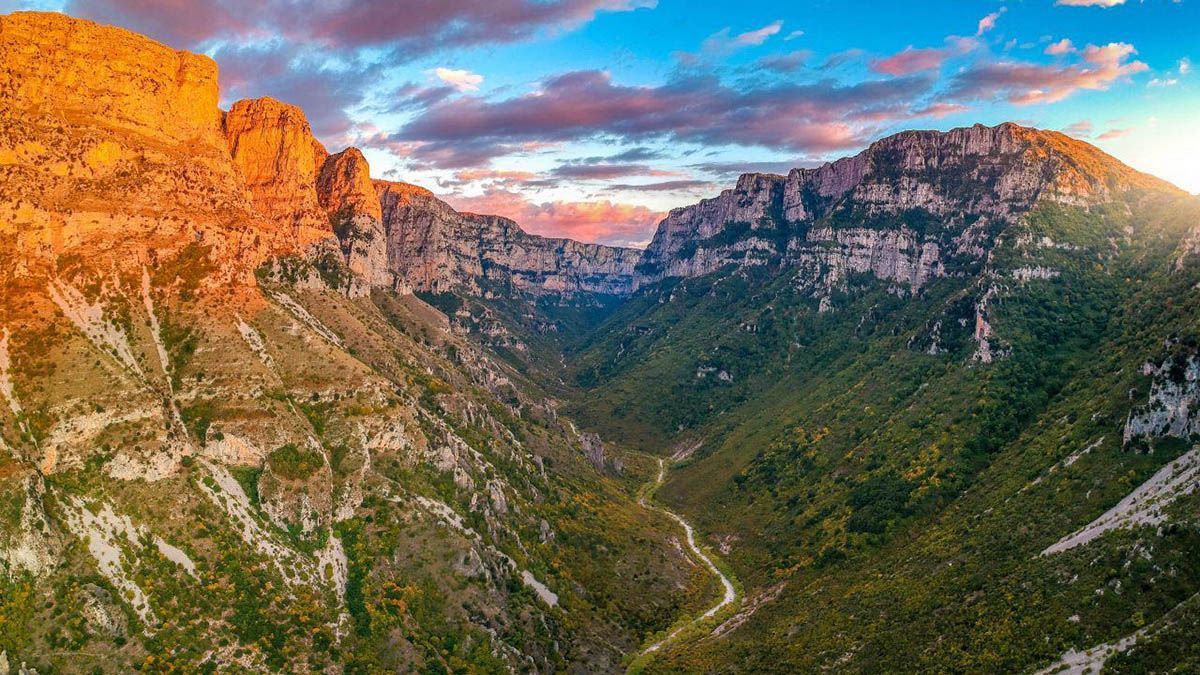 Як виглядає найглибша у світі ущелина Вікос: дивовижні фото з Греції