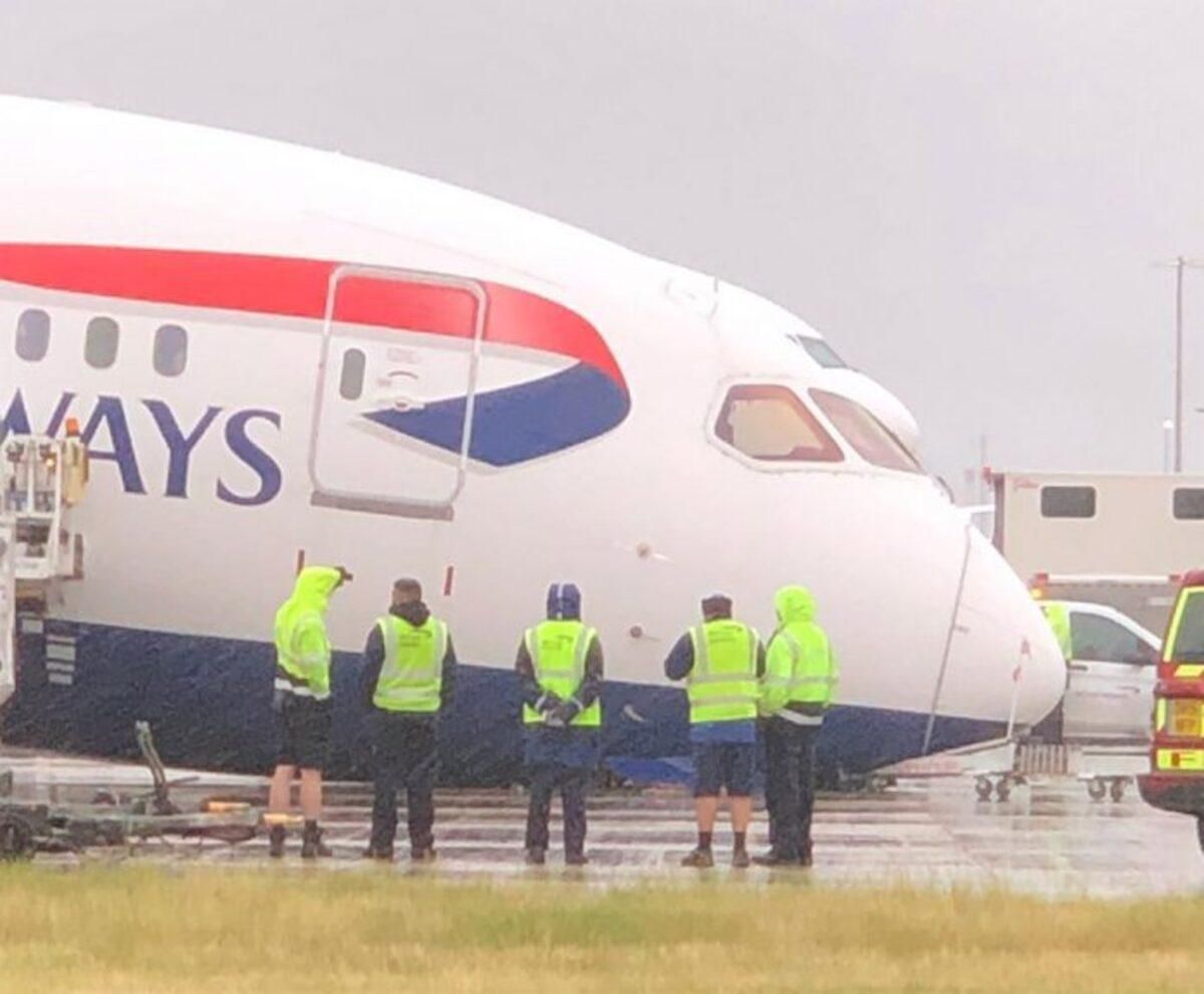 В аэропорту Лондона самолет упал на нос