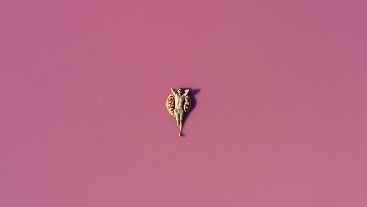 Рожеве озеро Сиваш приваблює сотні тисяч туристів: фото, відео Рожеве озеро Сиваш приваблює сотні тисяч туристів: фото, відео