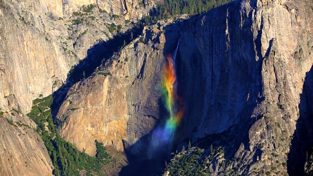 Радуга над водопадом Йосемити