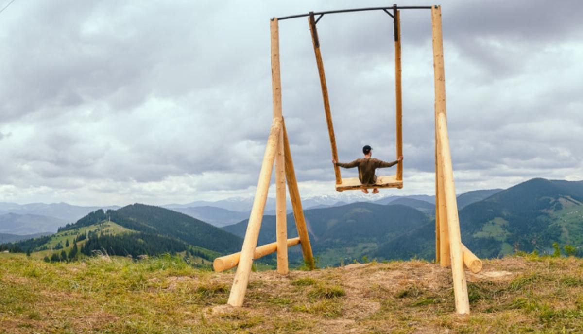 В Карпатах построили еще одни гигантские качели для туристов В Карпатах построили еще одни гигантские качели для туристов