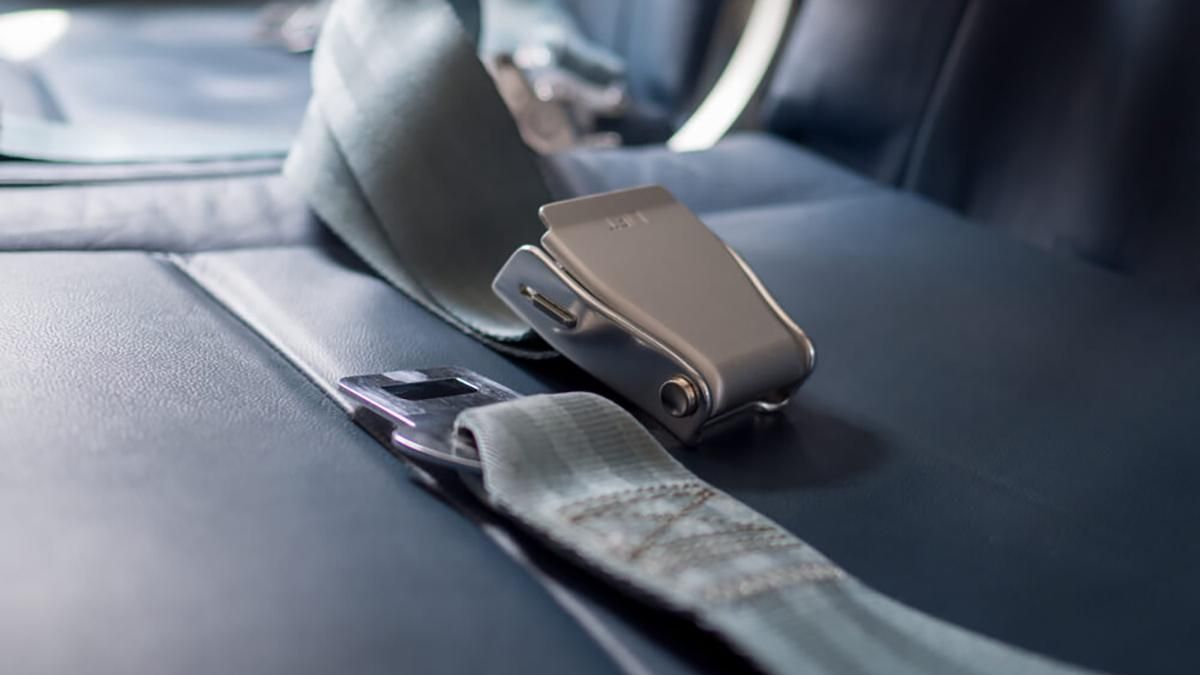 Яка різниця між ременями безпеки у пасажирів та бортпровідників Яка різниця між ременями безпеки у пасажирів та бортпровідників