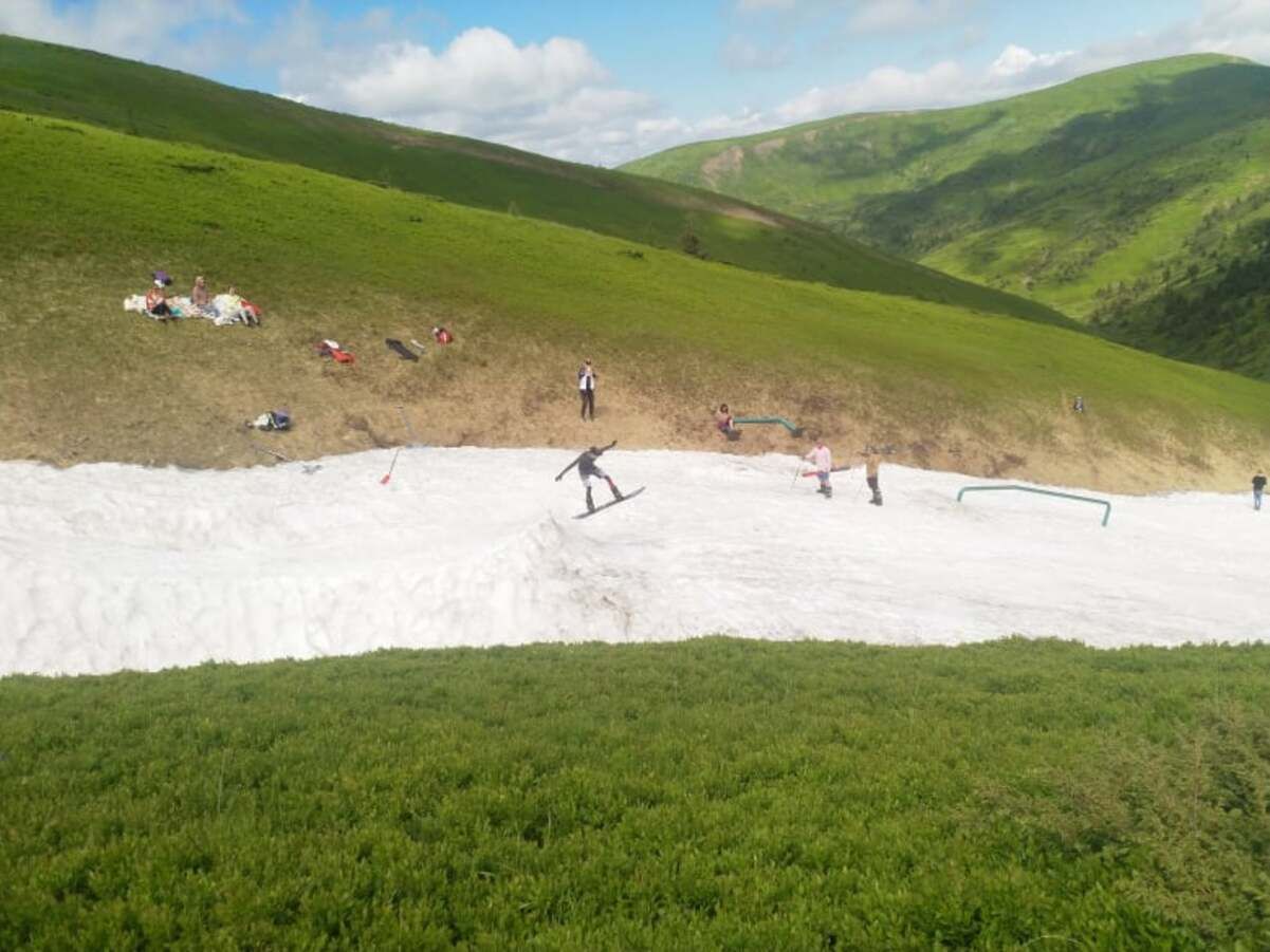 В Карпатах туристи катаються на лижах у купальниках і шортах