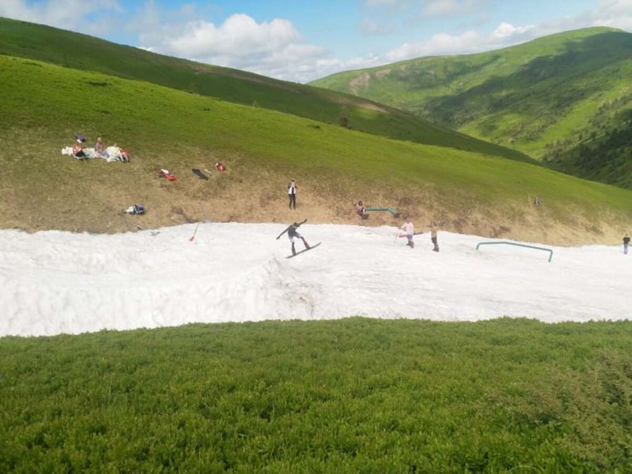 В Карпатах туристы катаются на лыжах в купальниках и шортах В Карпатах туристы катаются на лыжах в купальниках и шортах