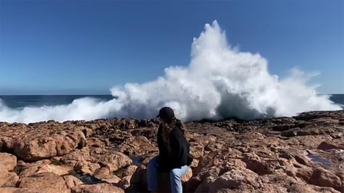 Мощная волна накрыла пару во время фотосессии: курьезное видео