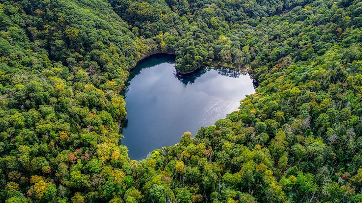Озеро в Японії, яке має ідеальну форму серця Озеро в Японії, яке має ідеальну форму серця