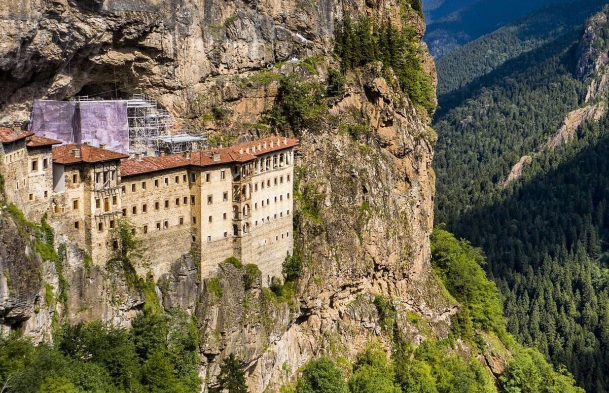 У Туреччині для туристів нарешті відкрили унікальний монастир на горі