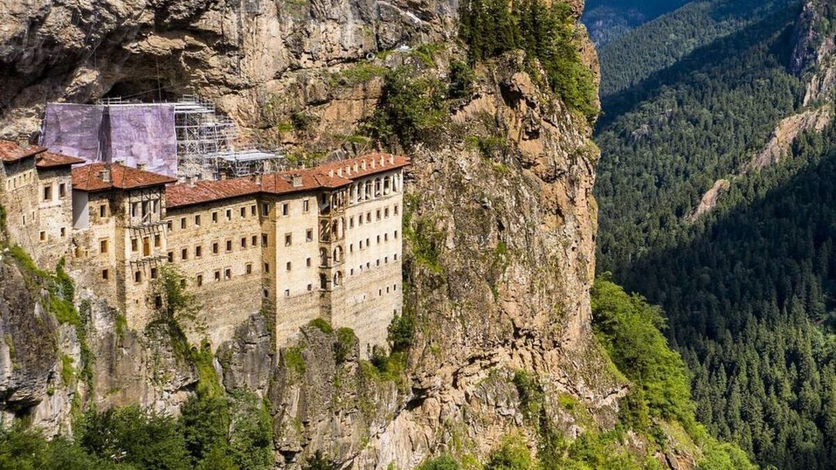 В Турции для туристов наконец открыли уникальный монастырь на горе