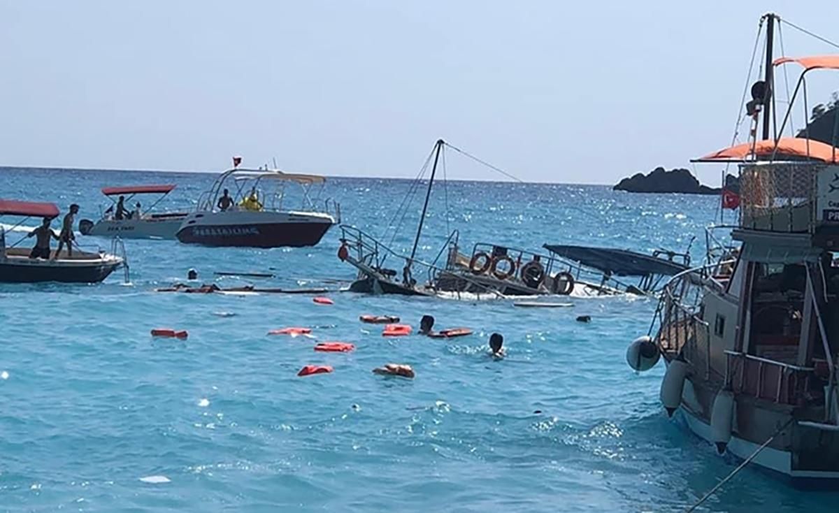 На турецком курорте Фетхие затонул катер: погиб 2-летний ребенок и пострадали 2 взрослых На турецком курорте Фетхие затонул катер: погиб 2-летний ребенок и пострадали 2 взрослых