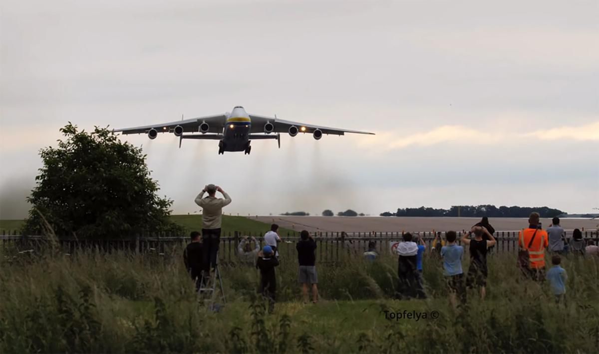 Командир літака Ан-225 Мрія пояснив, чому здуло паркан у Британії
