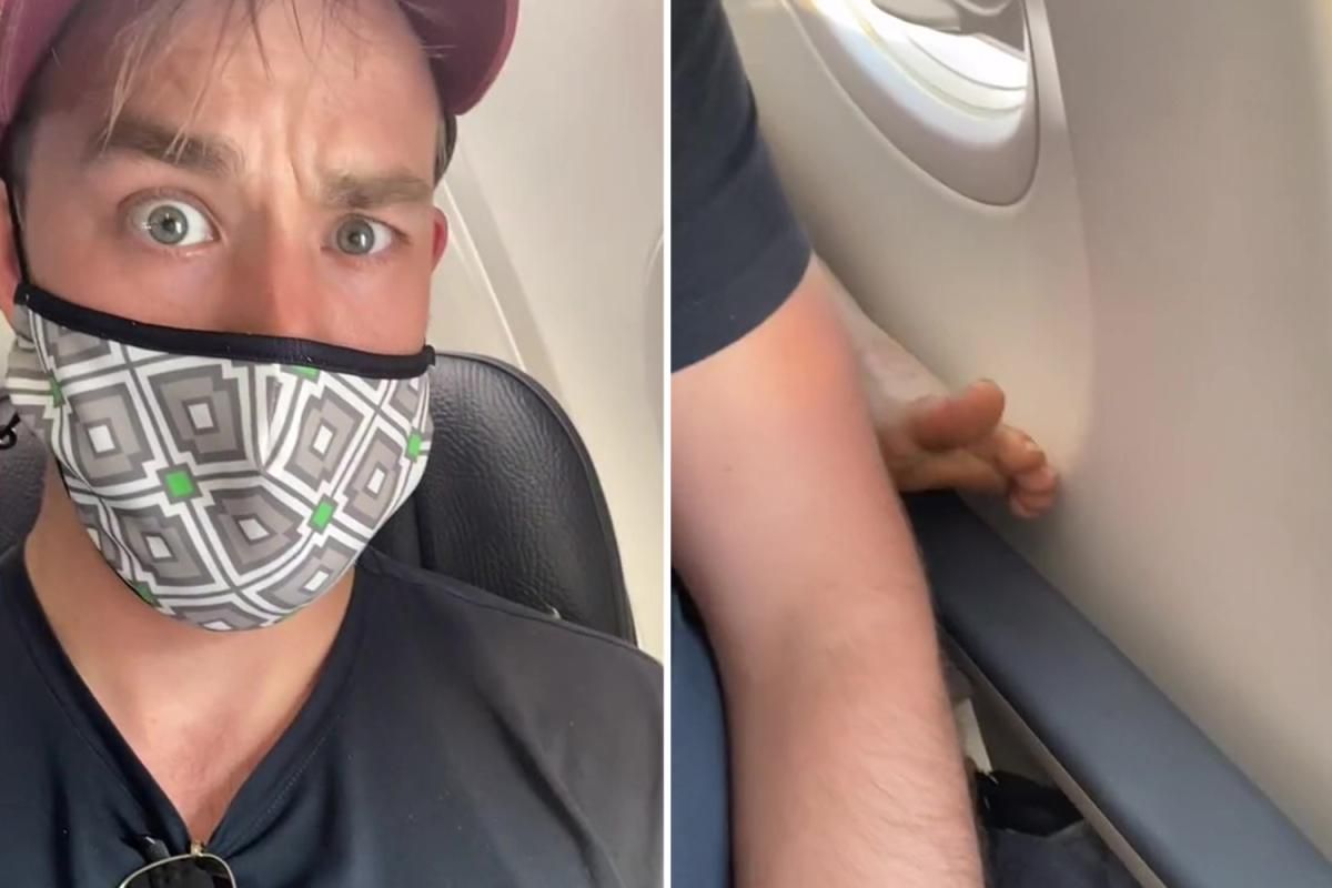 Пассажир показал как избавиться босых ног на подлокотнике в самолете
