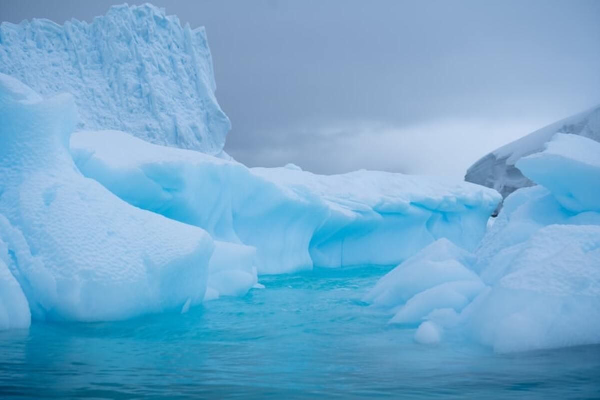 В Антарктиде под ледниками обнаружили активные озера