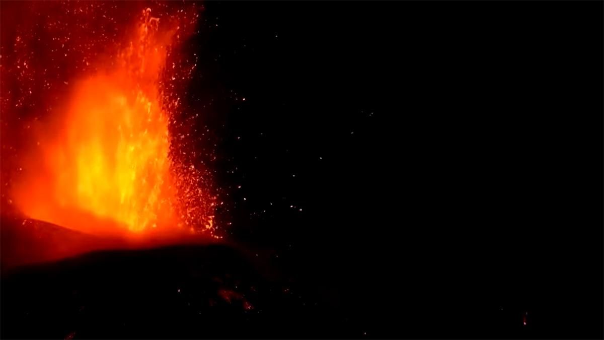 Вулкан Этна на Сицилии вновь дышит искрами 07.07.21: видео