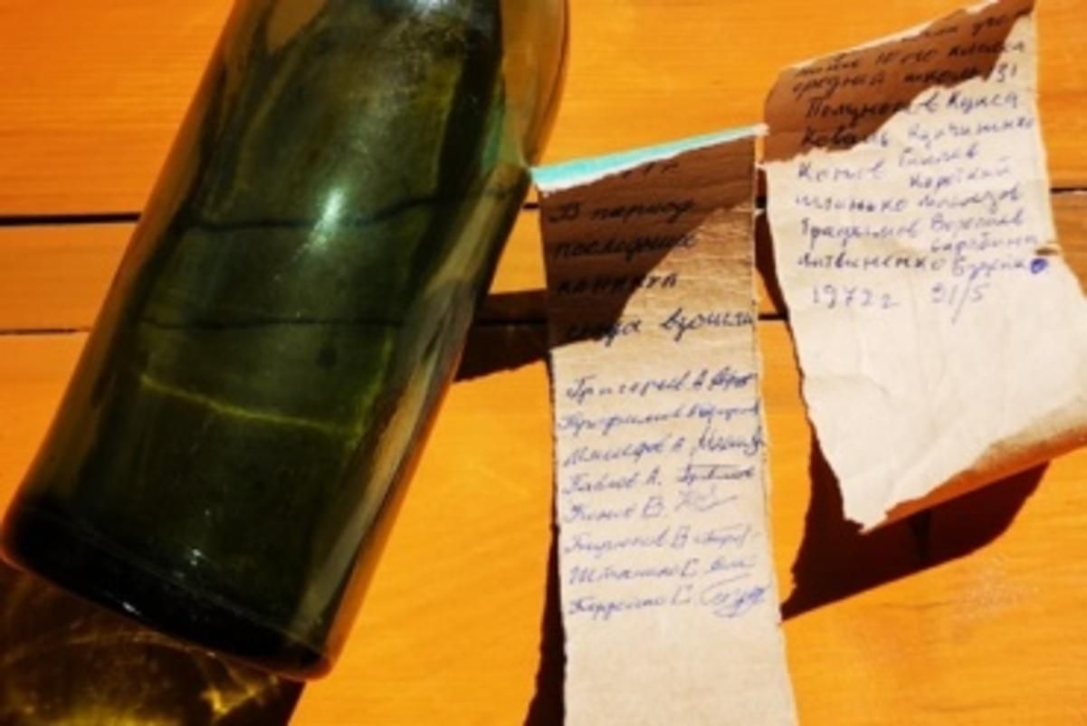  На Говерле нашли бутылку с записками 50-летней давности
