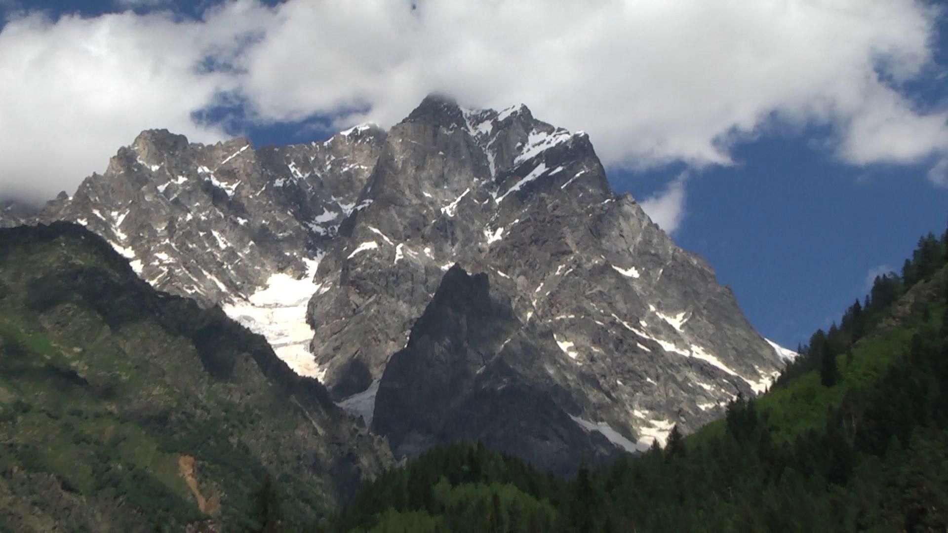 Крижані брили льодовика Чалааді: локація в Грузії, яку варто побачити Крижані брили льодовика Чалааді: локація в Грузії, яку варто побачити
