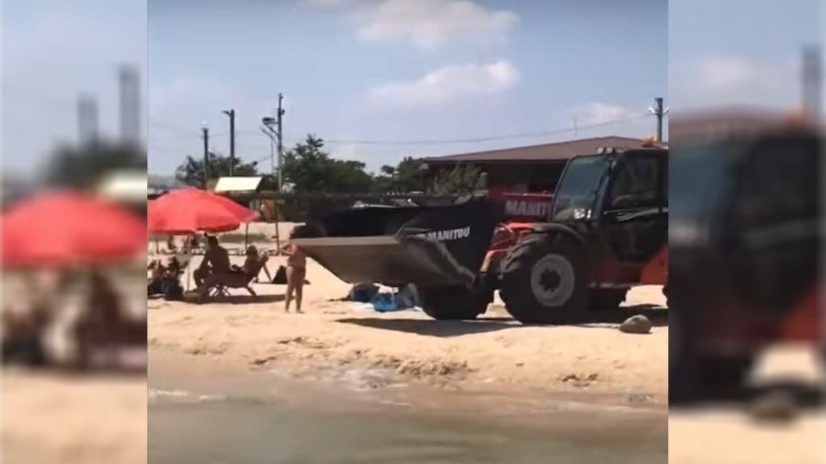 На пляж Азовского моря подтянули строительную технику против медуз На пляж Азовского моря подтянули строительную технику против медуз