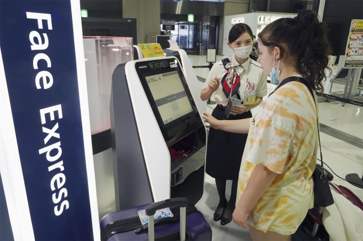 В Японии регистрация на рейс проходит без проверки документов: видео