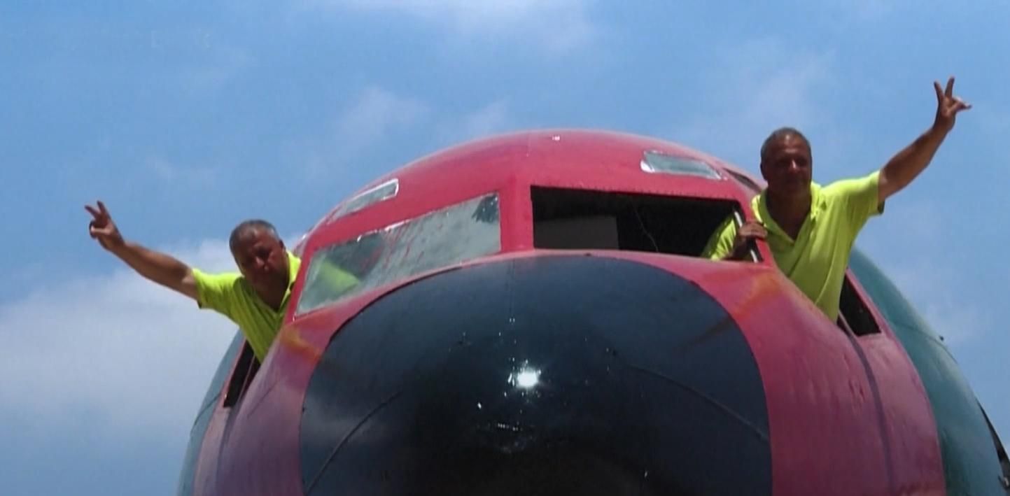Близнюки у Палестині за 22 роки створили кав’ярню зі старого Boeing Близнюки у Палестині за 22 роки створили кав’ярню зі старого Boeing