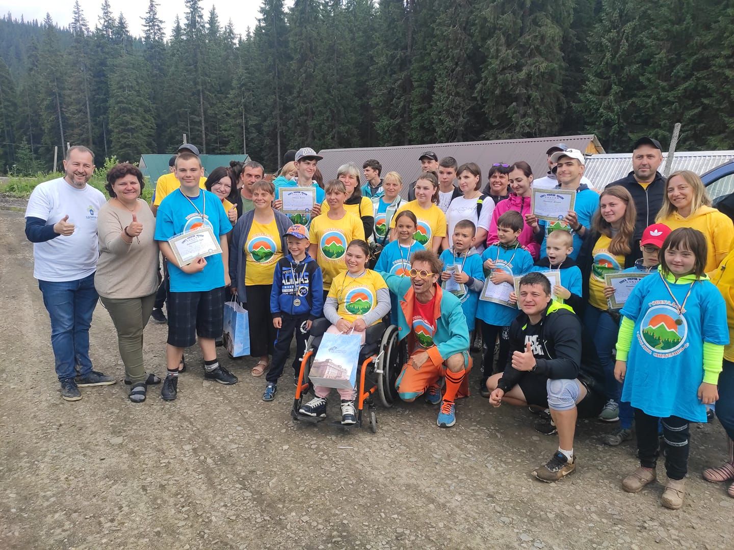 Рекордсмены из Львовщины: более 40 детей с инвалидностью поднялись на Говерлу – фото и видео