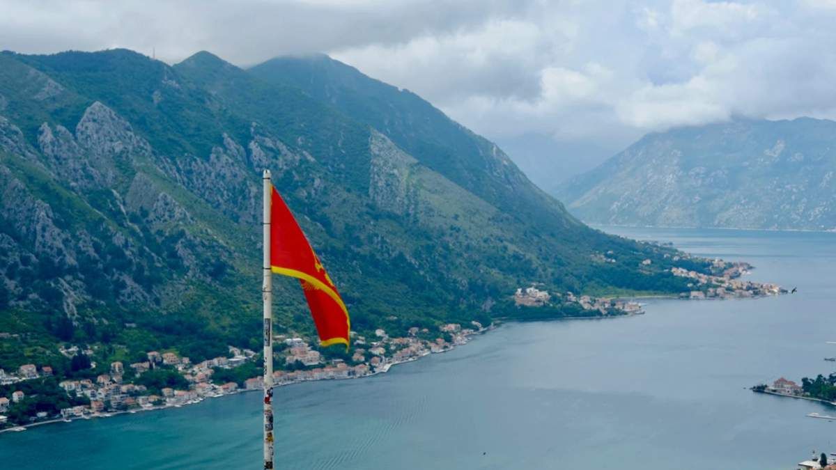 Черногория в разгар курортного сезона усилила карантин