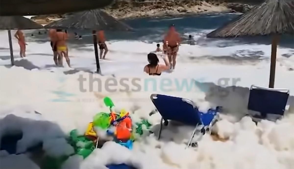 Пляжі Греції затопило піною: науковці пояснили причини дивного явища