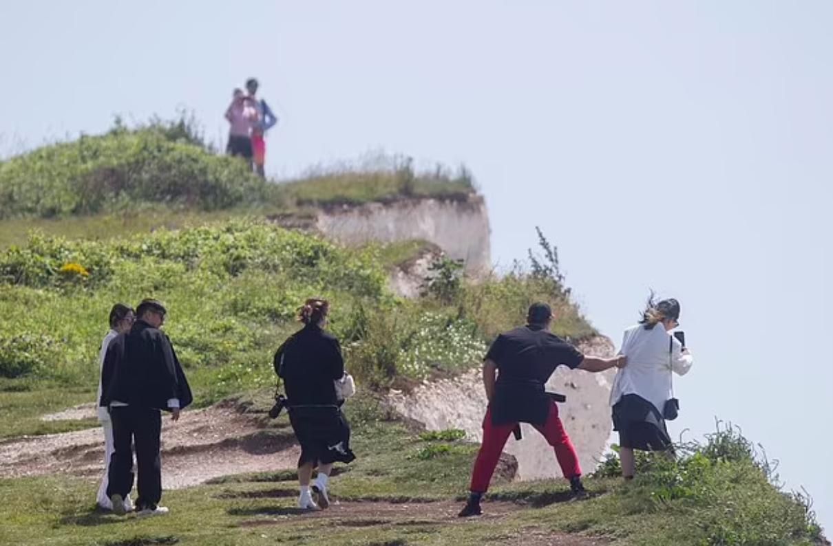 Селфі на краю небезпечної скелі : у Британії дивом врятувалися туристи Селфі на краю небезпечної скелі : у Британії дивом врятувалися туристи