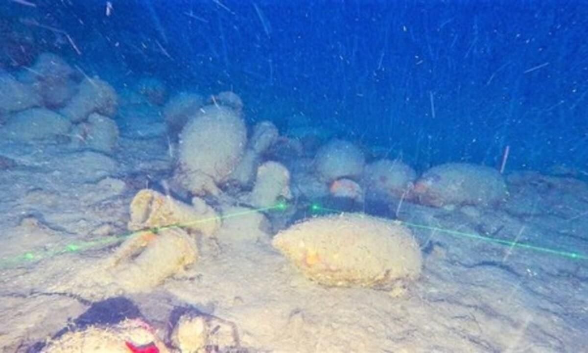 Возле Сицилии нашли корабль с амфорами для вина Возле Сицилии нашли корабль с амфорами для вина