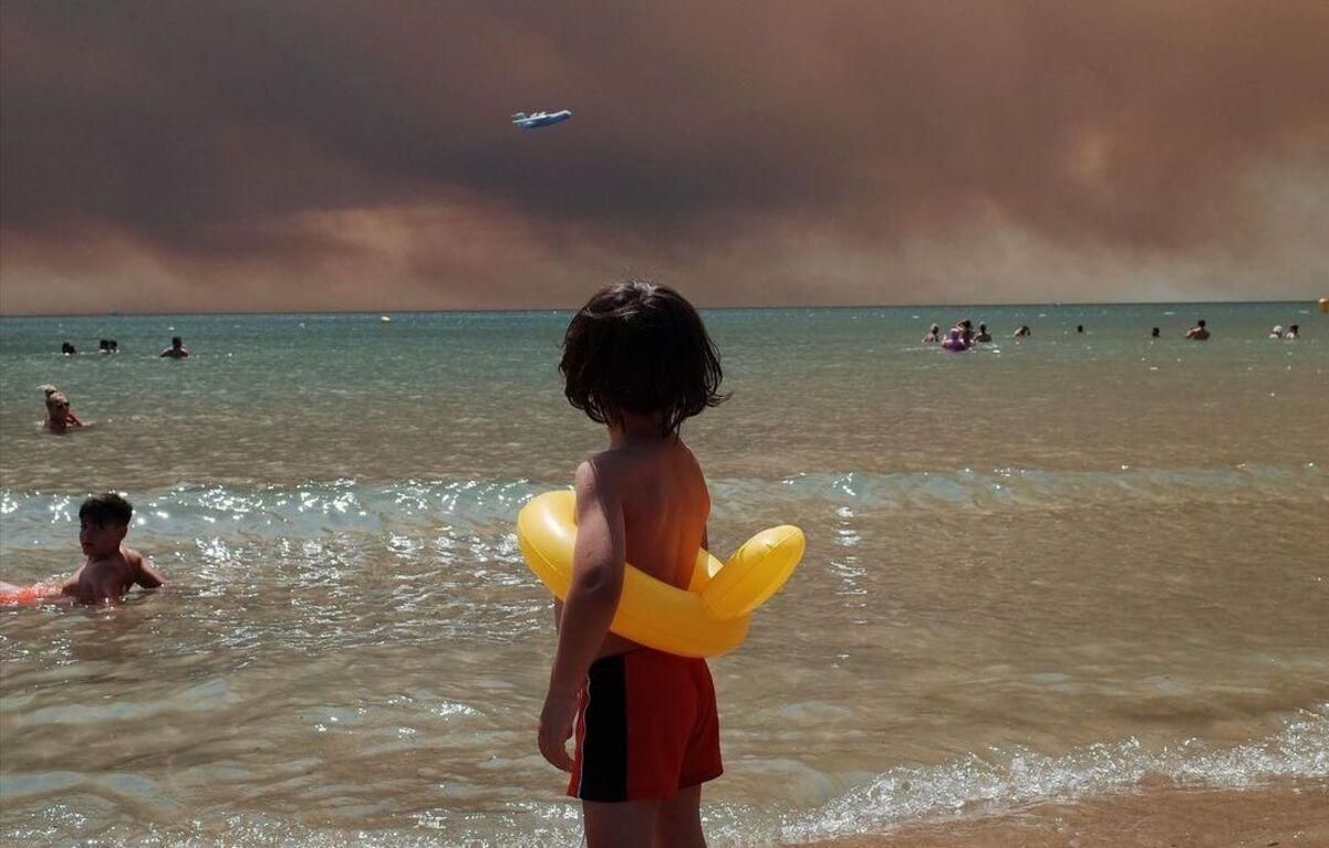 Фото украинца стало символом пожаров в Турции Фото украинца стало символом пожаров в Турции