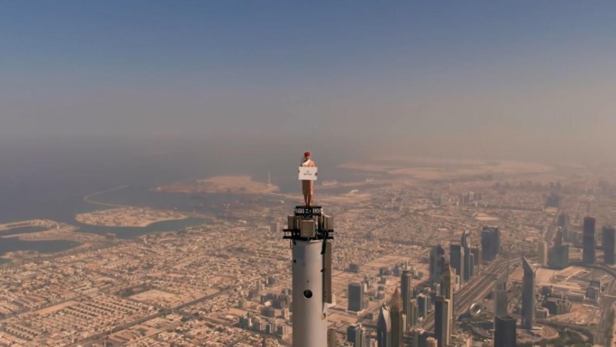Стюардесса авиакомпании Emirates залезла на Бурдж-Халифа для рекламы
