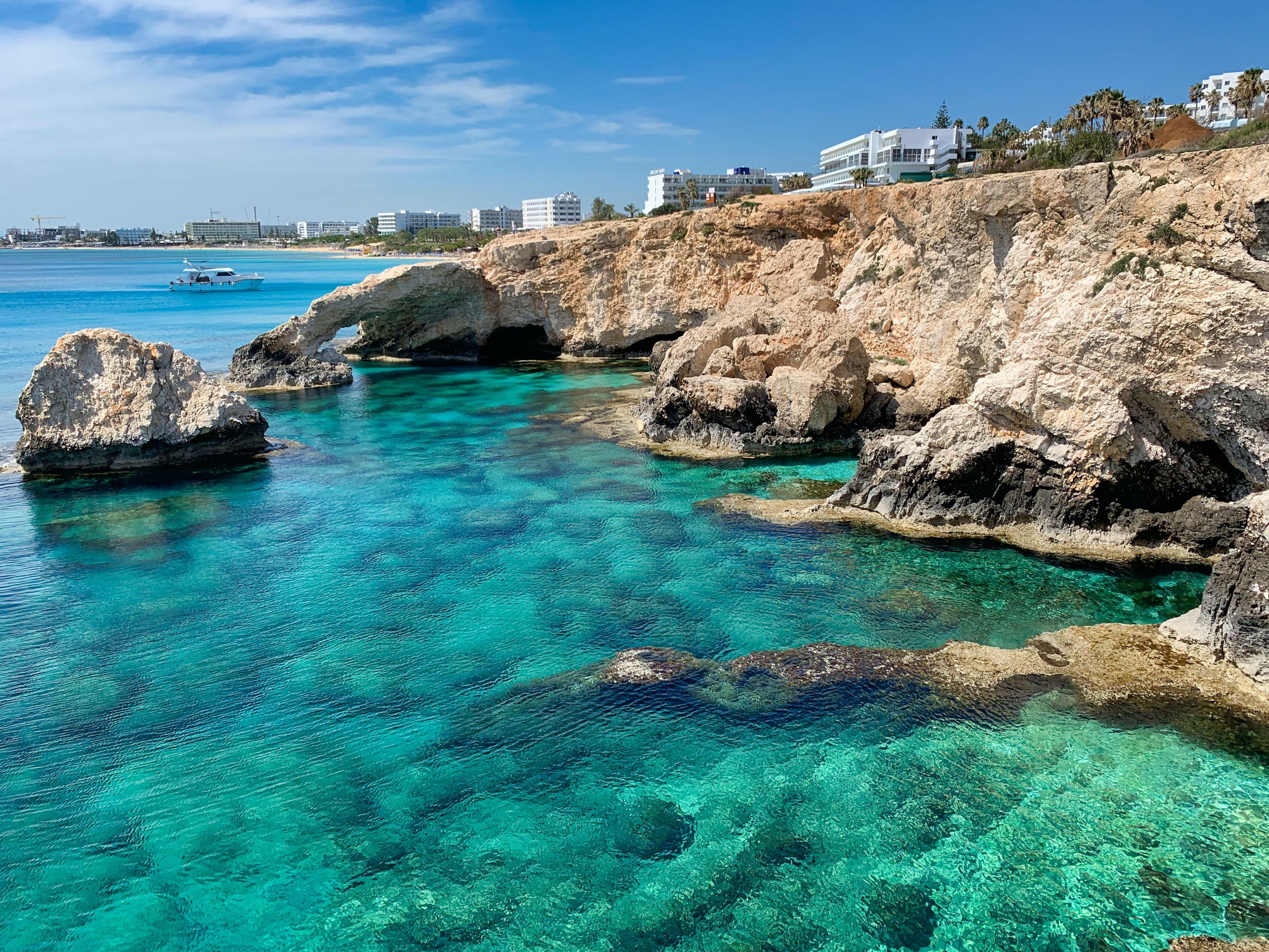 Готельєри на Кіпрі готові платити за тексти невакцинованих туристів