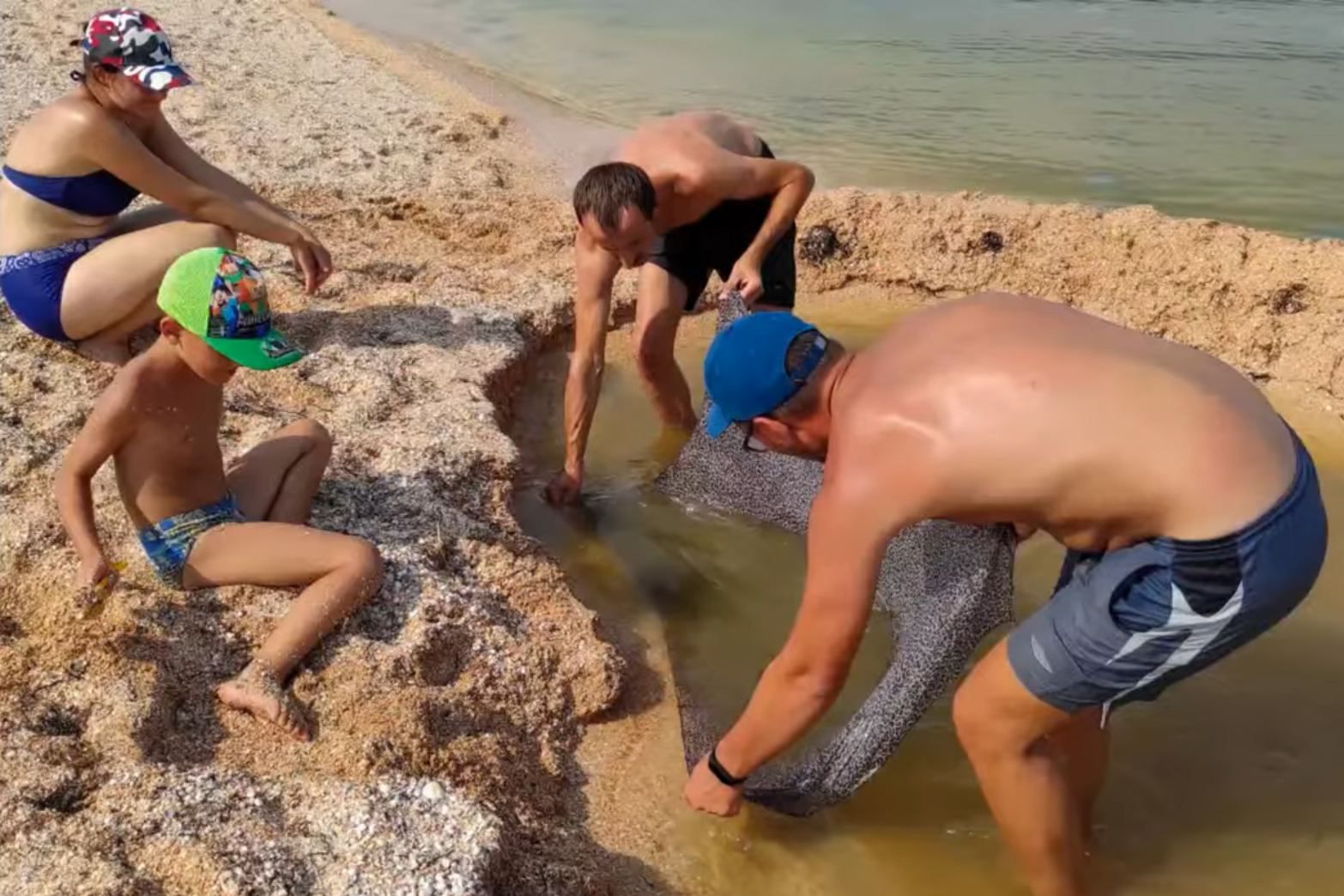 Изобретательные туристы нашли альтернативу купанию в Азовском море