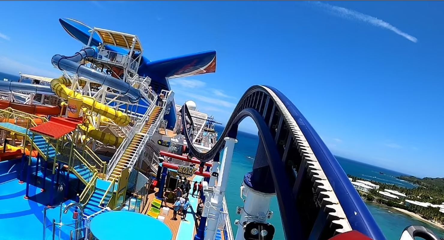 На борту круїзного лайнера встановили американські гірки: шалене відео На борту круїзного лайнера встановили американські гірки: шалене відео
