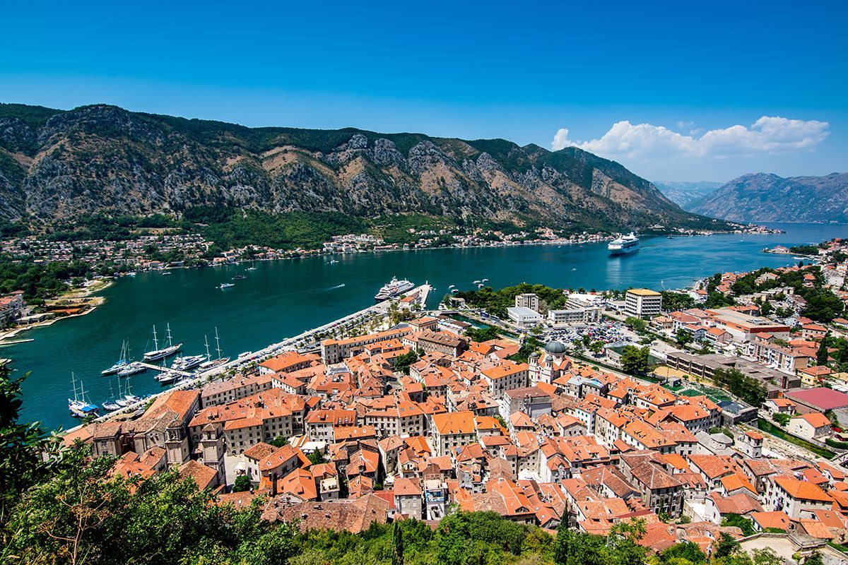 Курортна Чорногорія посилює вимоги для туристів на в'їзд