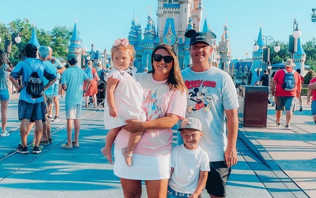 Стюардесса хотела приклеить маску к лицу ребенка в самолете Стюардесса хотела приклеить маску к лицу ребенка в самолете